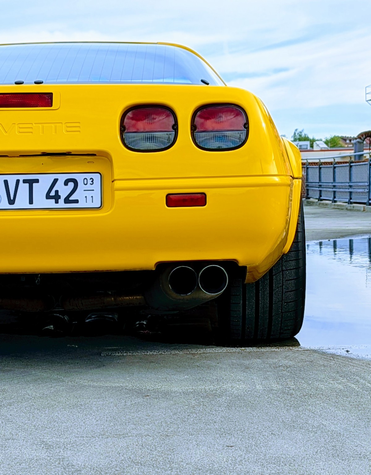 The answer to all questions #42 – always fun to drive. #Corvette #corvettec4 #vette #chevy #lt1 #1994 #fender #taillights #redwhite #yellow #youngtimer #corsaexhaust #extremecontactsport @corsaperformance @continental_tire